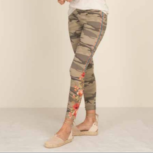 🍃💕NWT Johnny Was Embroidered Camo Legging - Picture 2 of 8